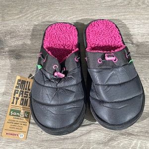 Brand New Women’s Sanuk Get Down Black/Fuchsia Slip On Slippers With Pull Tabs